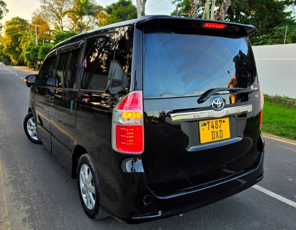 Magari Noah 2008 lipo Dar es Salaam