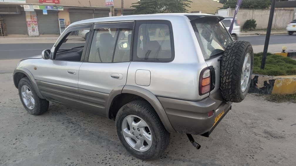 Toyota Rav4 bei poa sokoni Dar es Salaam Tanzania