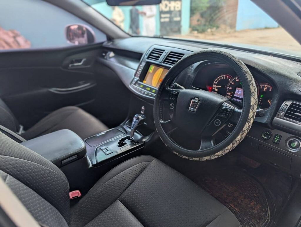 Toyota Crown bei poa sokoni Dar es Salaam Tanzania