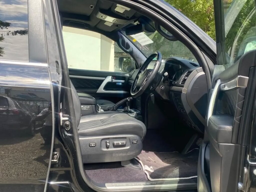 Used Toyota Land Cruiser V8 2017 for Sale in Dar es Salaam