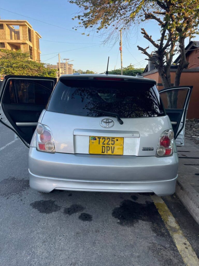 Magari Sokoni Toyota IST ya Bei Poa 2005
