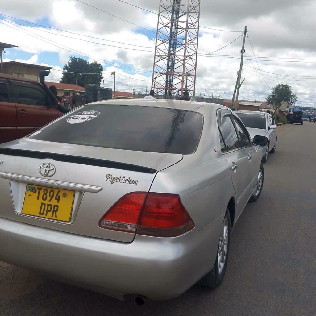 Magari Sokoni Toyota Crown ya Bei Poa 2005