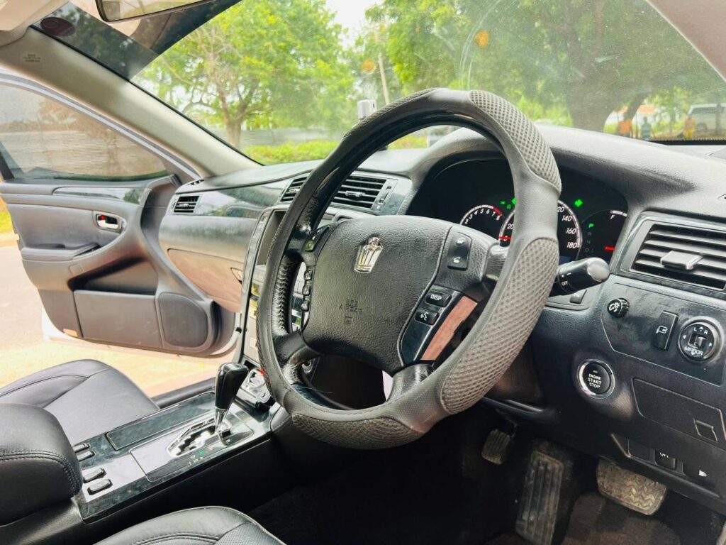 Magari Sokoni Toyota Crown ya Bei Poa 2008