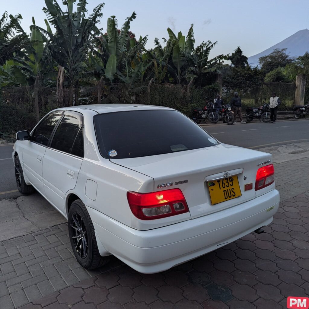 Toyota Carina bei poa sokoni Dar es Salaam Tanzania