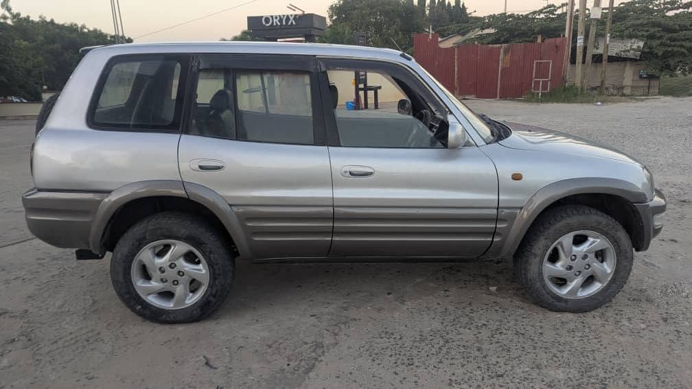Magari Sokoni Toyota Rav4 ya Bei Poa 1999