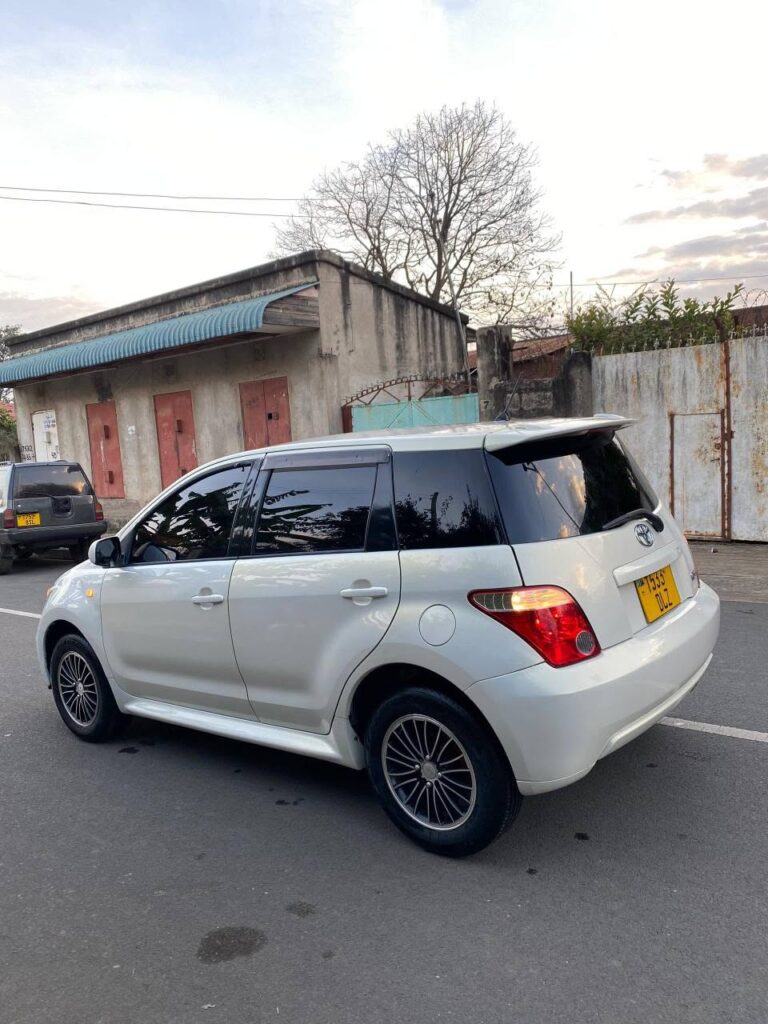Magari Sokoni Toyota IST ya Bei Poa 2005