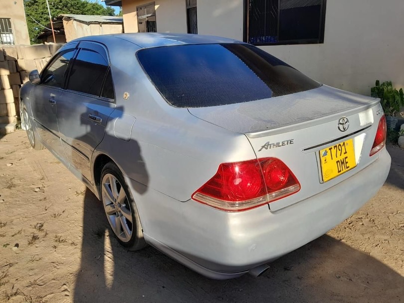 Magari Crown 2005 lipo Dar es Salaam