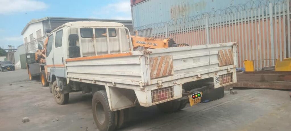 Magari Sokoni Mitsubishi Canter ya Bei Poa 2000