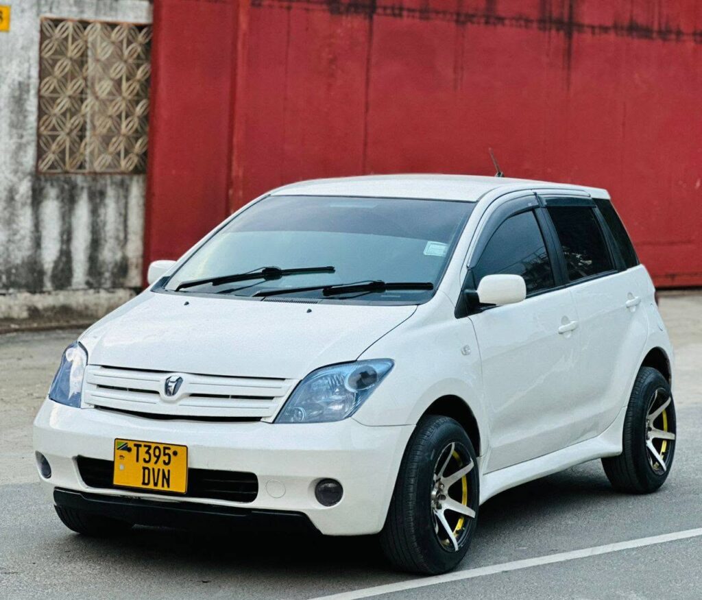 Magari Sokoni Toyota IST ya Bei Poa 2005
