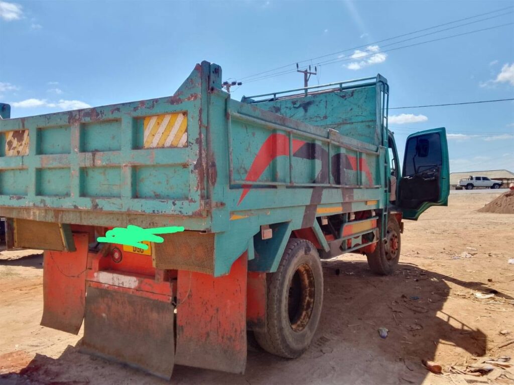 Magari Sokoni Mitsubishi Canter ya Bei Poa 2000