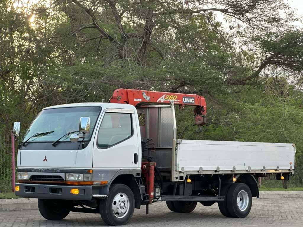 Magari Sokoni Mitsubishi Canter ya Bei Poa 1999