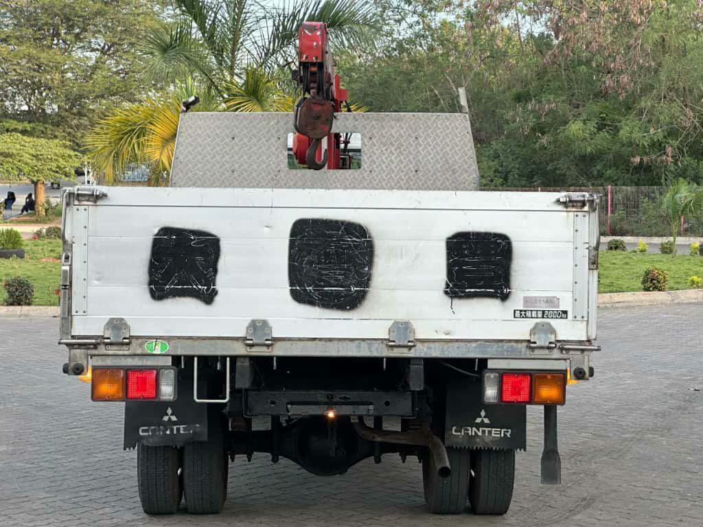 Magari Sokoni Mitsubishi Canter ya Bei Poa 1999