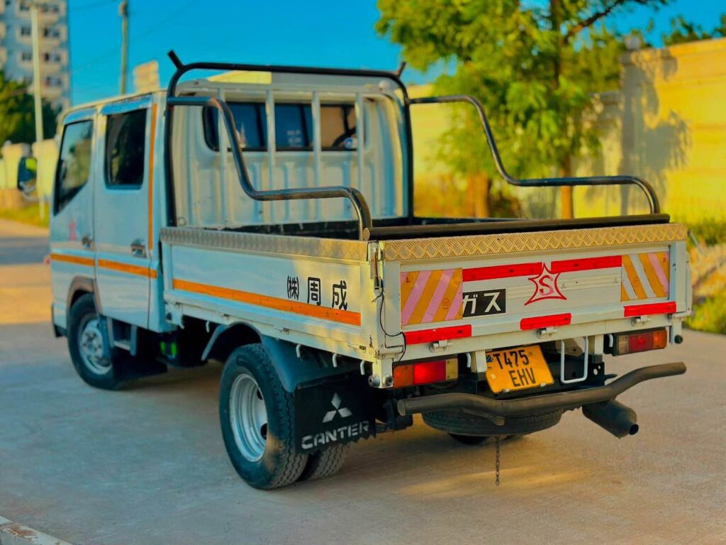 Mitsubishi Canter bei poa sokoni Dar es Salaam Tanzania