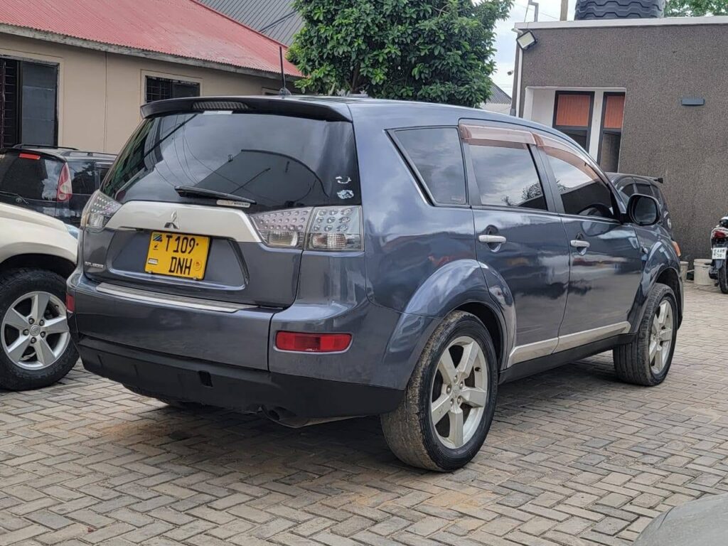 Magari Outlander 2008 lipo Dar es Salaam