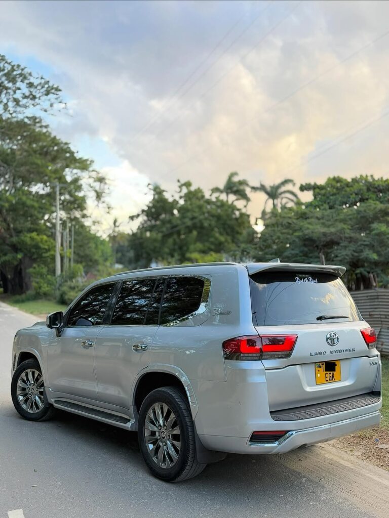 Toyota Land Cruiser 300 Series bei poa sokoni Dar es Salaam Tanzania