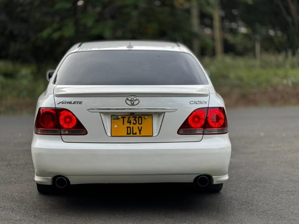 Magari Crown 2006 lipo Dar es Salaam