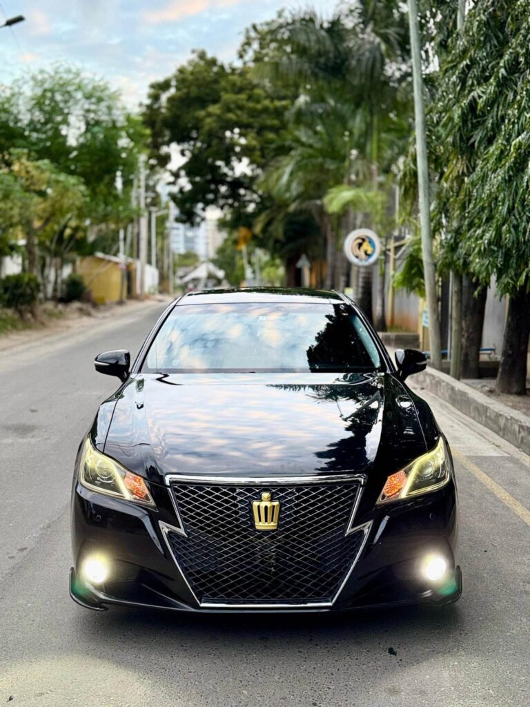 Magari Sokoni Toyota Crown ya Bei Poa 2013