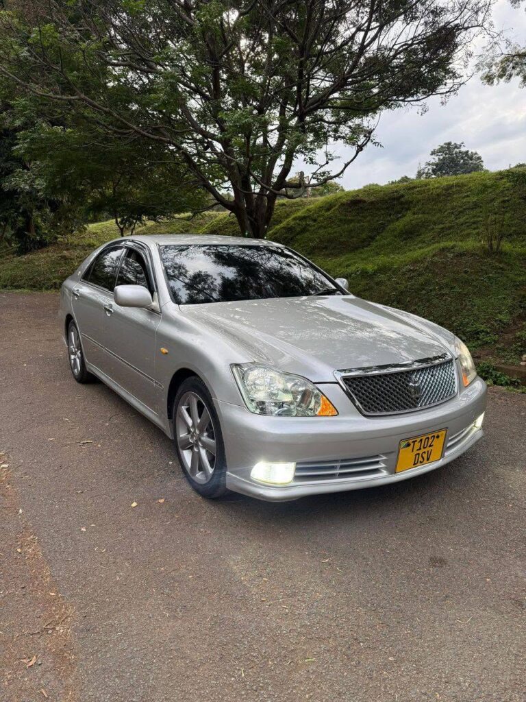 Magari Crown 2005 lipo Dar es Salaam