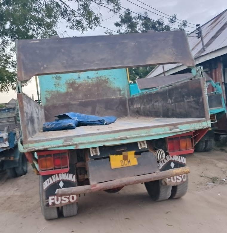 Magari Sokoni Mitsubishi Tipper ya Bei Poa 2000