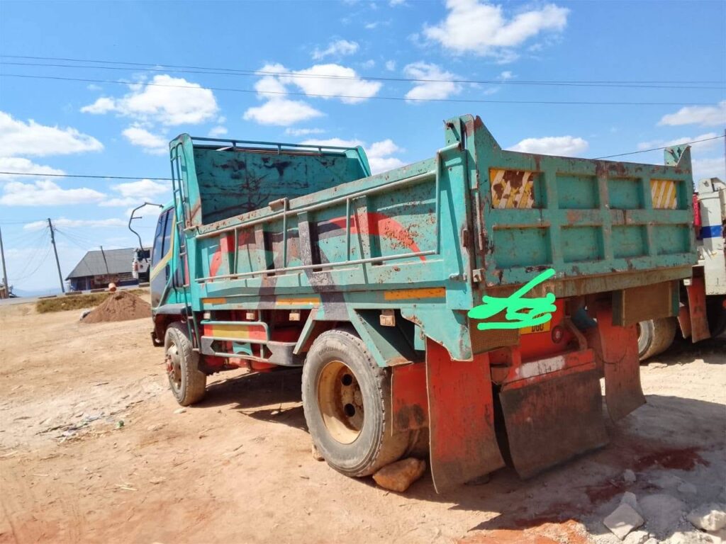 Magari Used Mitsubishi Canter 2000 Mbeya Tanzania