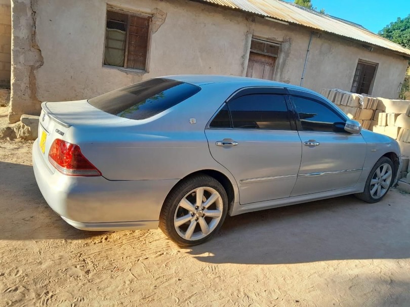 Toyota Crown bei poa sokoni Dar es Salaam Tanzania