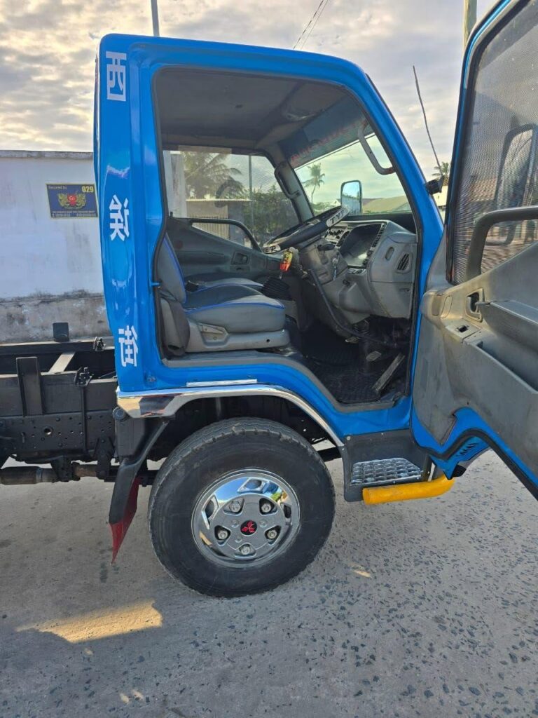 Mitsubishi Canter 2005 for Sale in Dar es Salaam