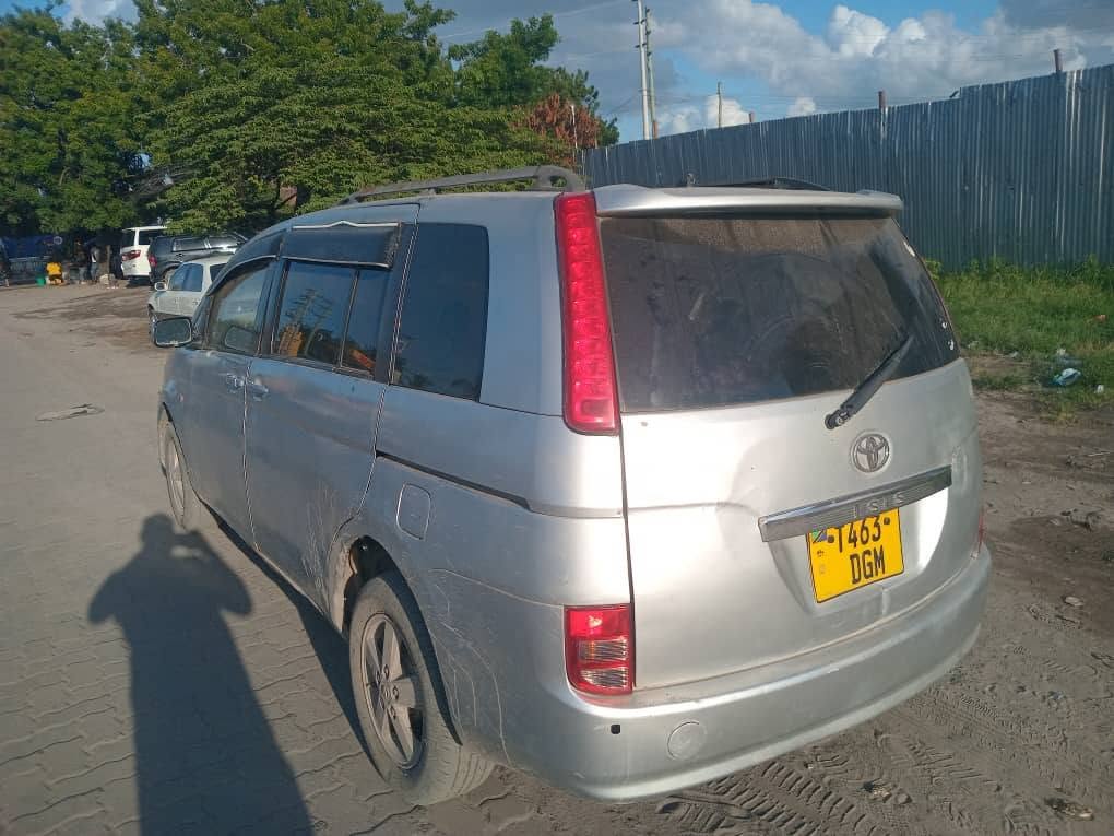 Toyota Isis bei poa sokoni Dar es Salaam Tanzania