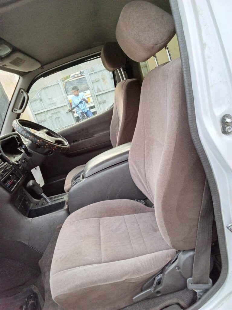 Magari Sokoni Toyota Hiace ya Bei Poa 2000