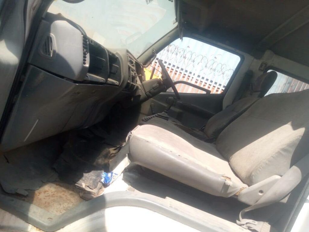 Mitsubishi Canter bei poa sokoni Dar es Salaam Tanzania