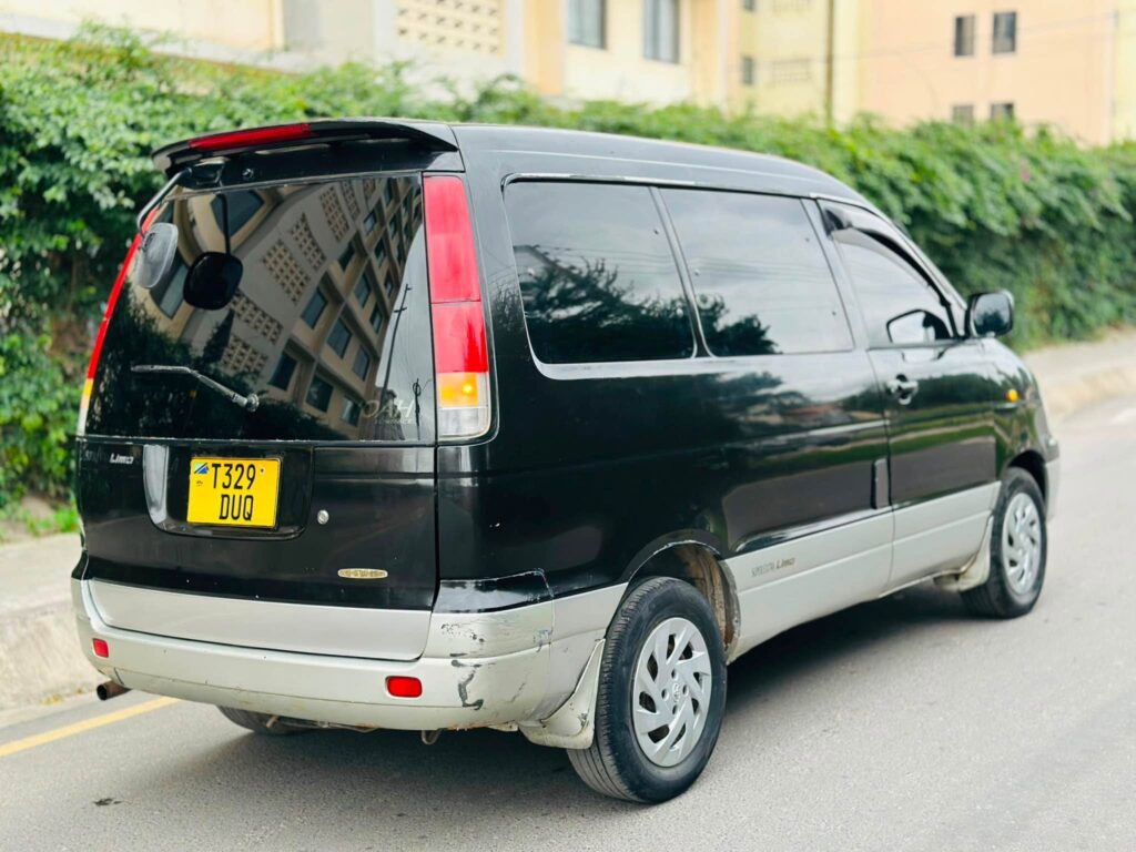 Magari Noah 2000 lipo Dar es Salaam