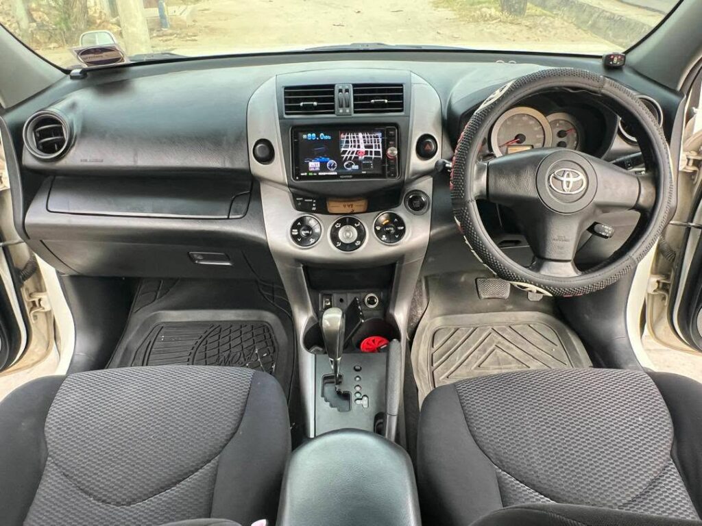 Toyota Rav4 bei poa sokoni Dar es Salaam Tanzania