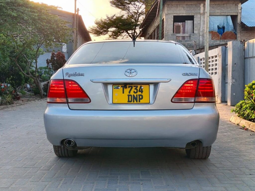 Magari Crown 2005 lipo Dar es Salaam