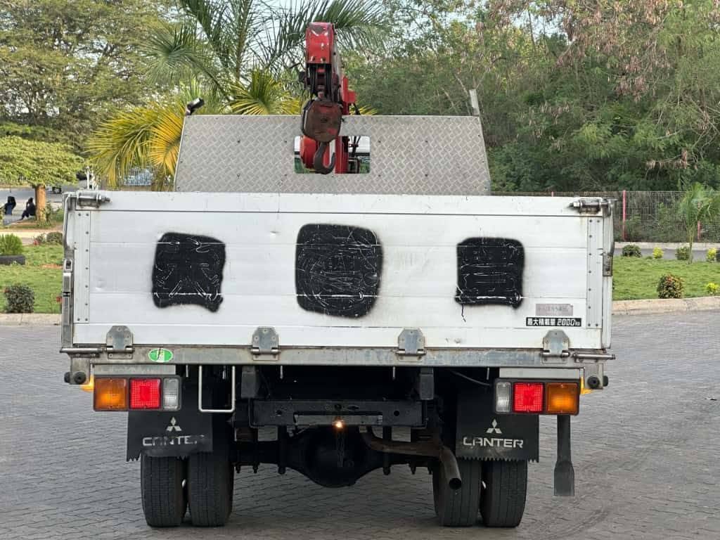 Mitsubishi Canter bei poa sokoni Dar es Salaam Tanzania