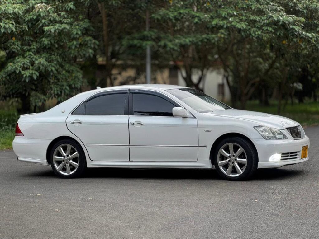 Toyota Crown bei poa sokoni Dar es Salaam Tanzania