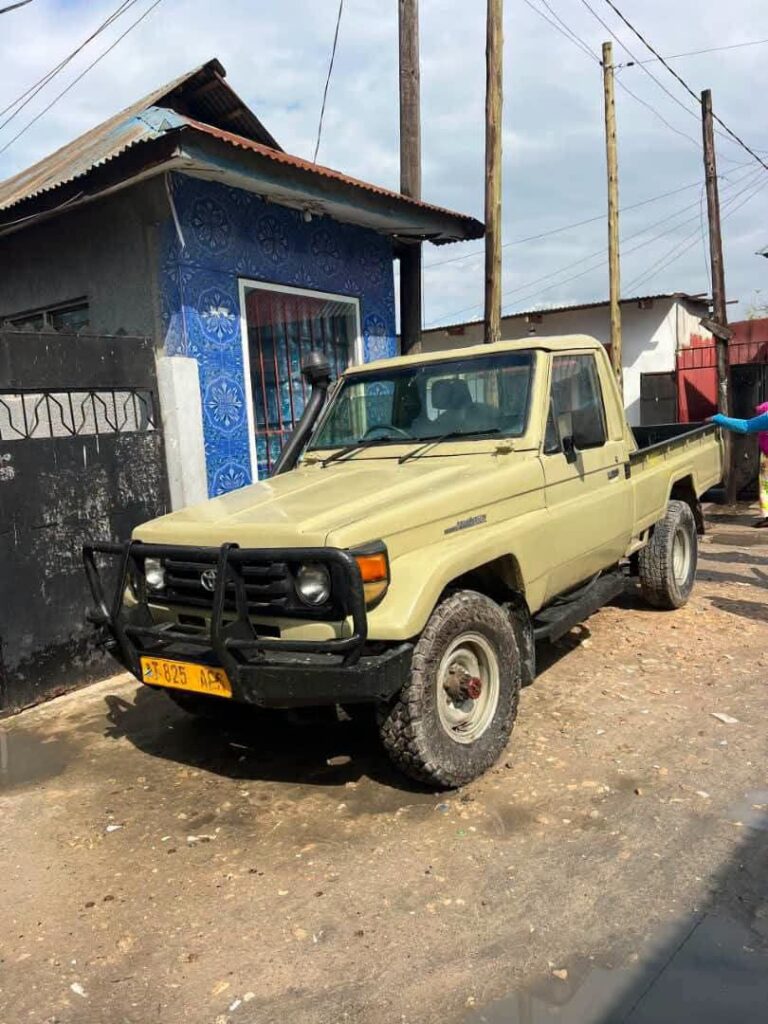 Magari Sokoni Toyota Land Cruiser 70 Series ya Bei Poa 1998