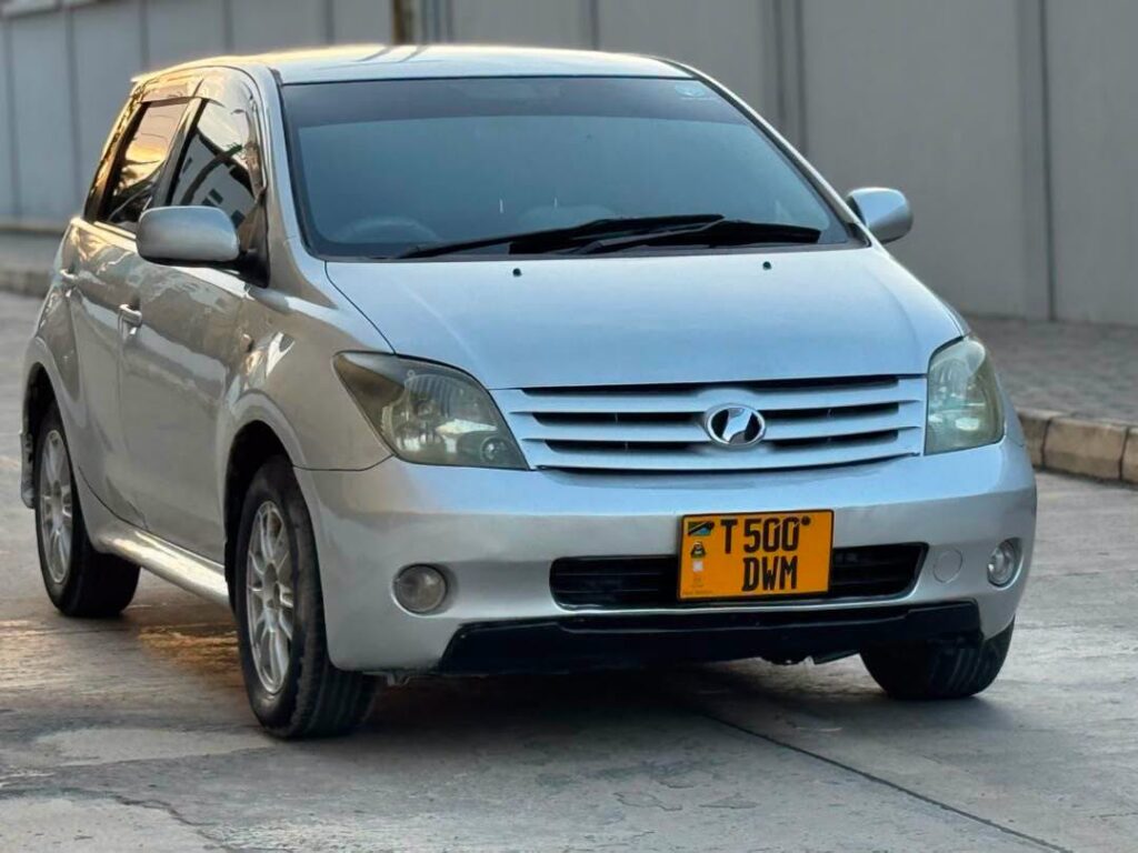 Toyota IST bei poa sokoni Dar es Salaam Tanzania