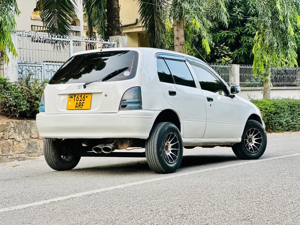 Magari Starlet 1998 lipo Mwanza