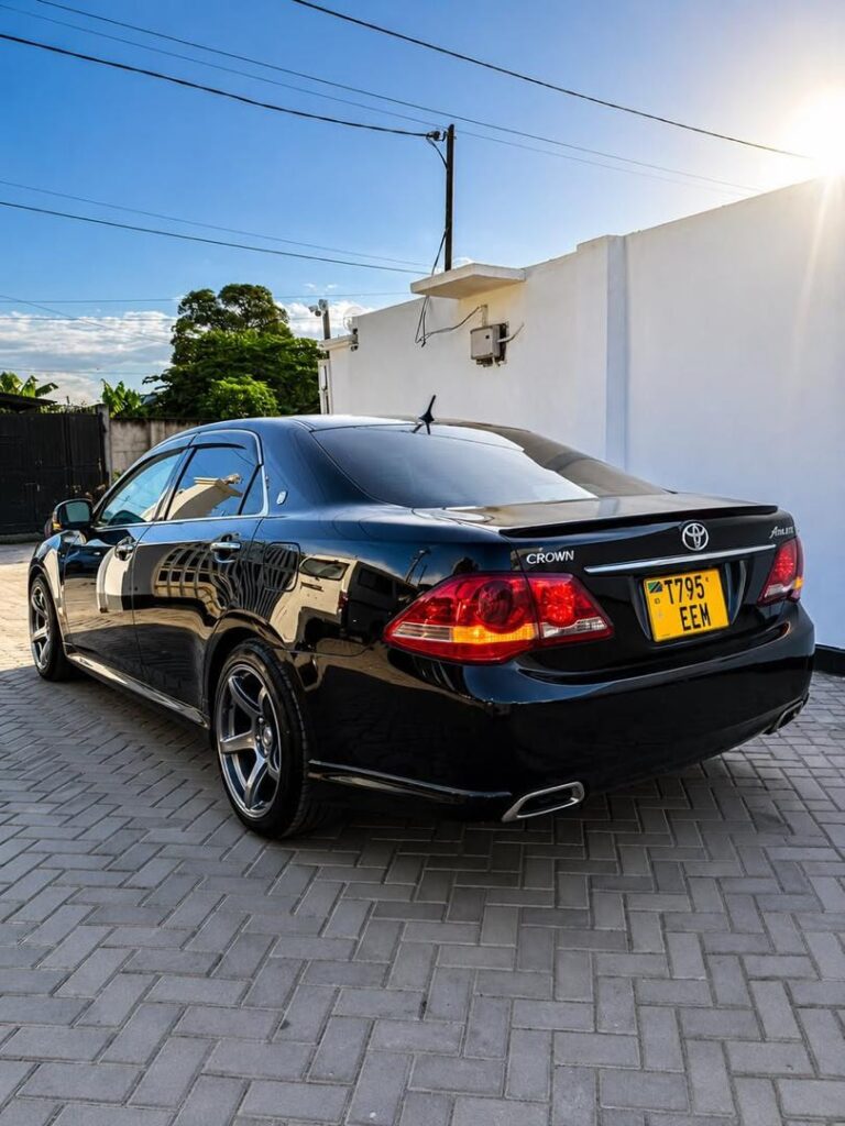 Magari Sokoni Toyota Crown ya Bei Poa 2009