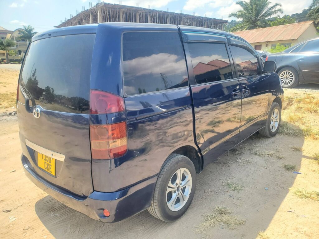 Magari Sokoni Toyota Noah ya Bei Poa 2005