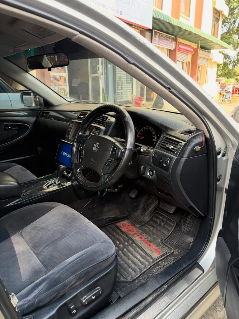 Price Toyota Crown 2006 for Sale in Arusha