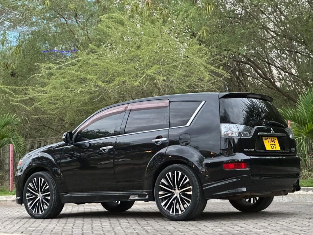 Magari Outlander 2010 lipo Dar es Salaam