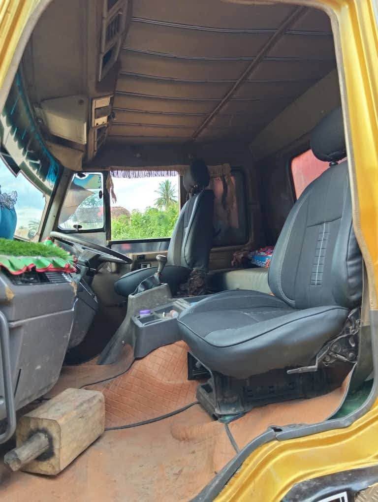 Mitsubishi Fuso bei poa sokoni Dar es Salaam Tanzania