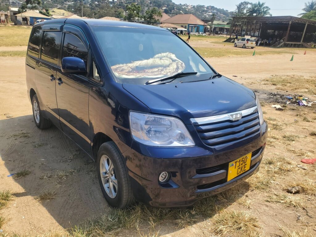 Magari Noah 2005 lipo Mwanza