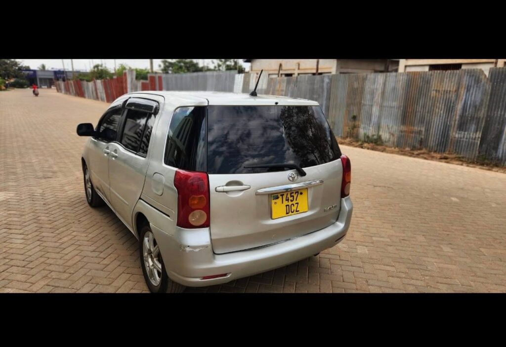Toyota Raum bei poa sokoni Shinyanga Tanzania