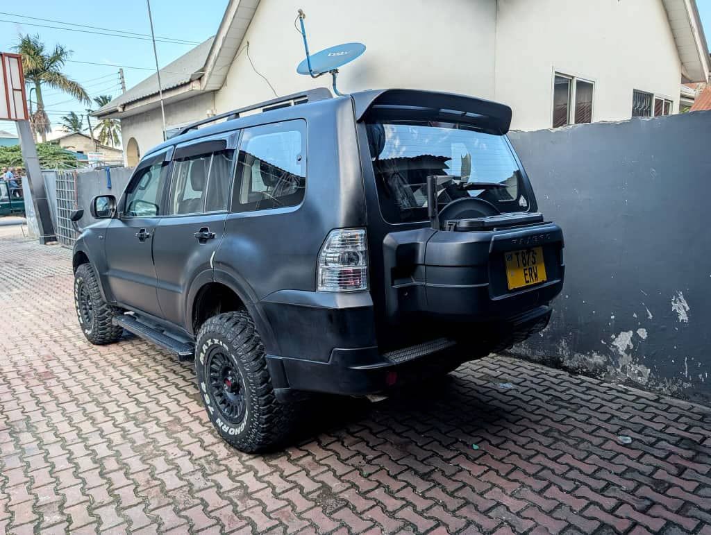Magari Sokoni Mitsubishi Pajero ya Bei Poa 2007