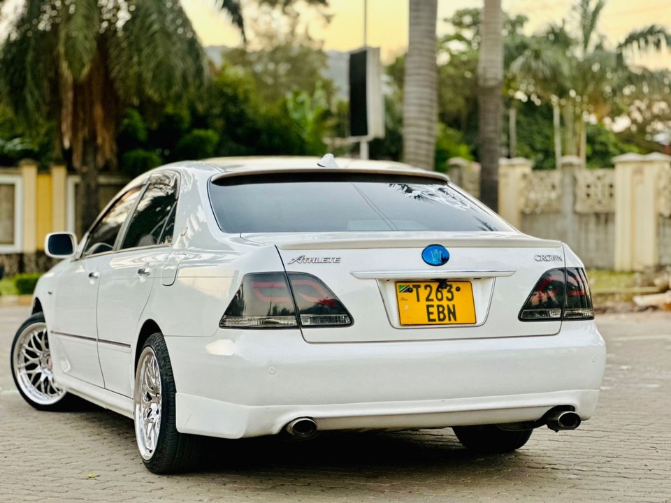 Price Toyota Crown 2005 for Sale in Mwanza