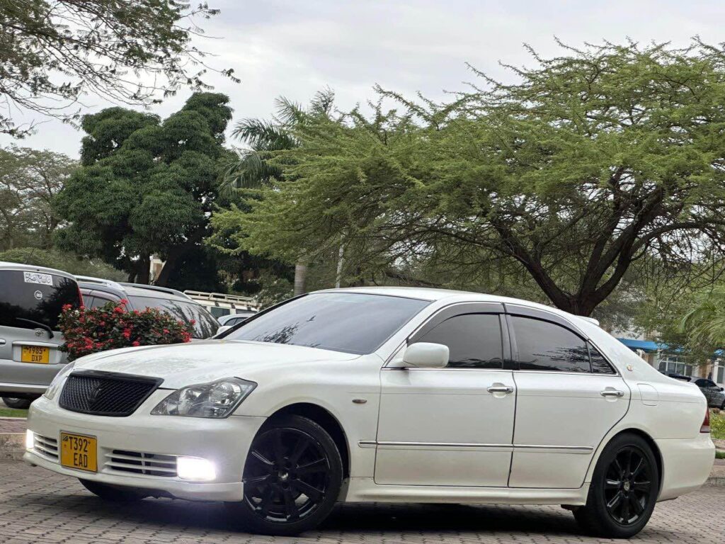 Magari Crown 2005 lipo Dar es Salaam