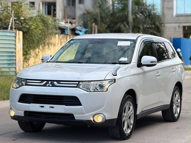 Mitsubishi Outlander bei poa sokoni Dar es Salaam Tanzania