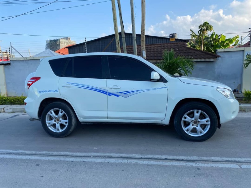 Toyota Rav4 bei poa sokoni Dar es Salaam Tanzania
