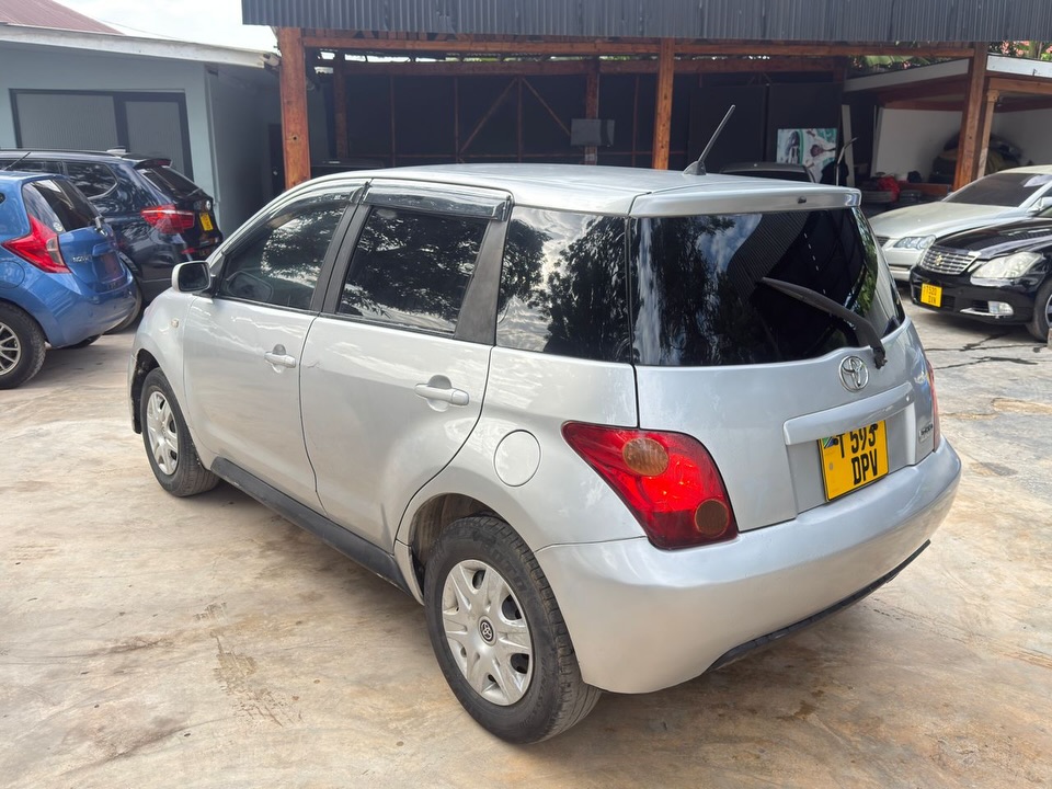 Magari Sokoni Toyota IST ya Bei Poa 2005